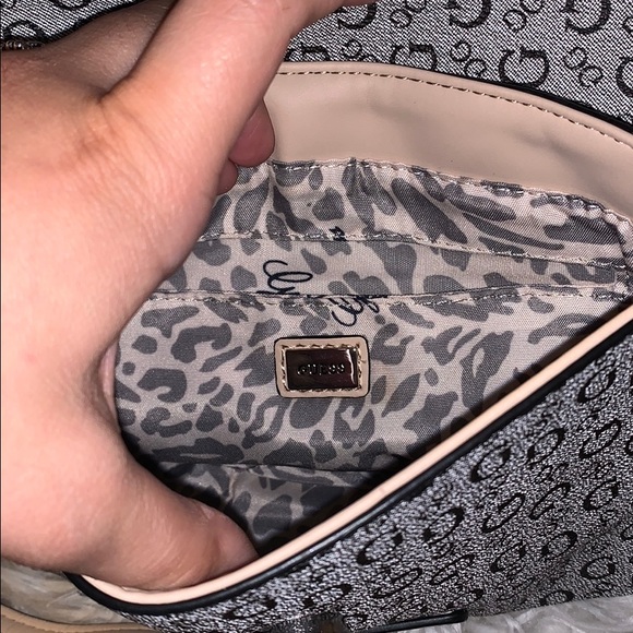 Authentic guess cross body bag - Picture 3 of 6